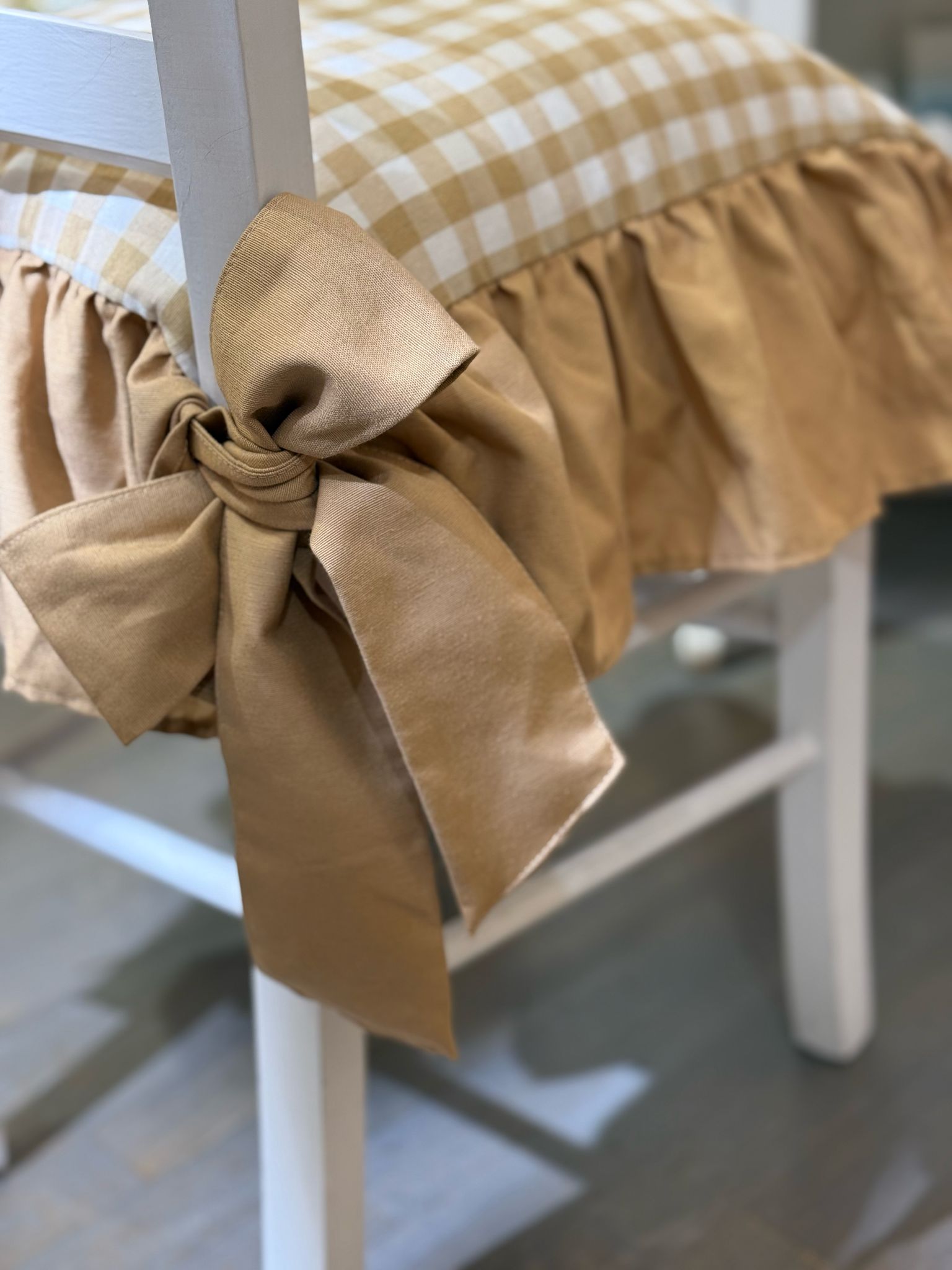 Cuscino da sedia sartoriale in cotone ocra a quadretti con balza tinta unita - 45x45 + 15 cm balza